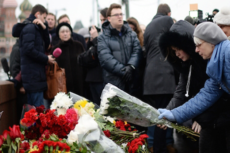 Ciudadanas depositan flores en el lugar donde asesinaron a Borís Nemtsov. Fuente: RIA Novosti. 